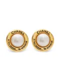 CHANEL Pre-Owned 1970-1980s CC Mark pearl earrings - Gold
