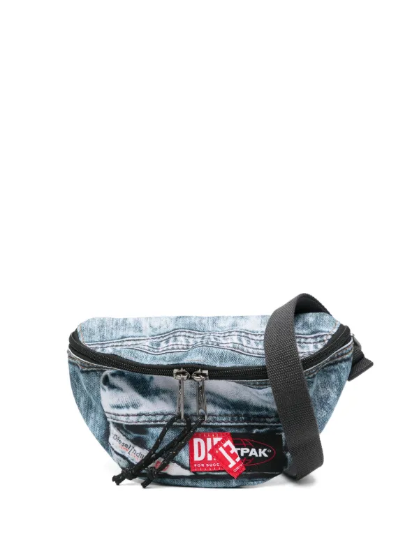 ま*う様 【新品・タグ付き】DIESEL × EASTPAK デニムプリント バ ディーゼルがイーストパックと初コラボ トロンプルイユデニム