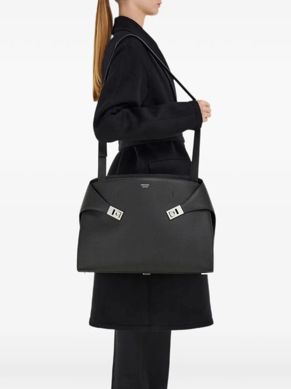 Ferragamo Hug kalfsleren schoudertas met gesp Zwart