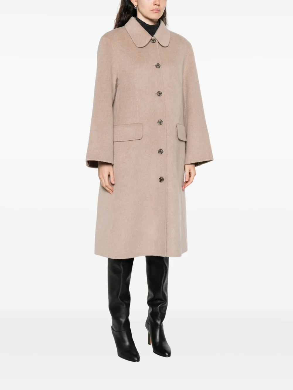 By Malene Birger Jas met enkele rij knopen en ronde kraag Beige