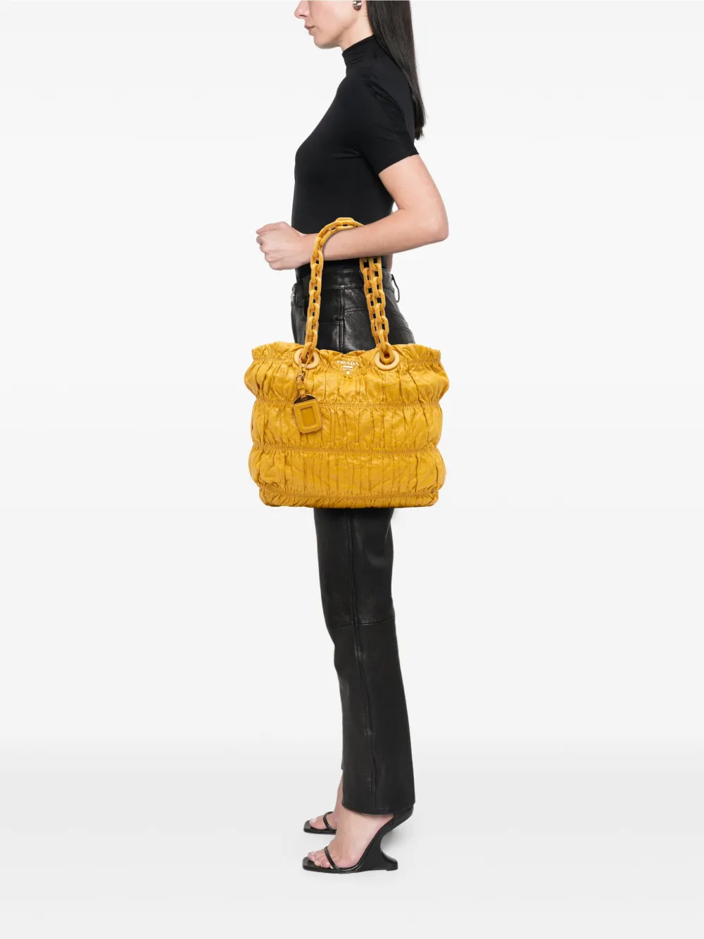 Prada Pre-Owned 2000-2025 Vernice Gaufre Chain tote bag | Pre-Owned | Image 2