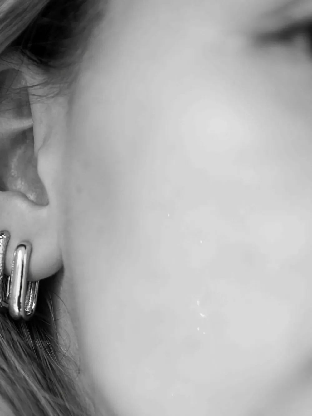 All the Luck in the World oval huggie hoop earrings - Grigio