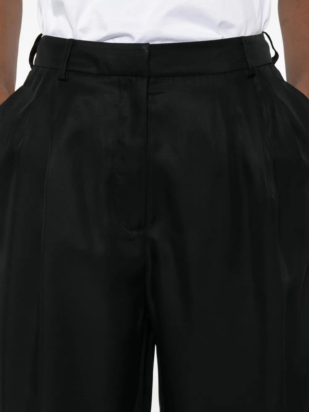 The Frankie Shop Marfa geplooide zijden shorts Zwart