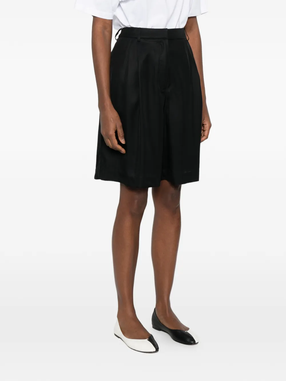 The Frankie Shop Marfa geplooide zijden shorts Zwart