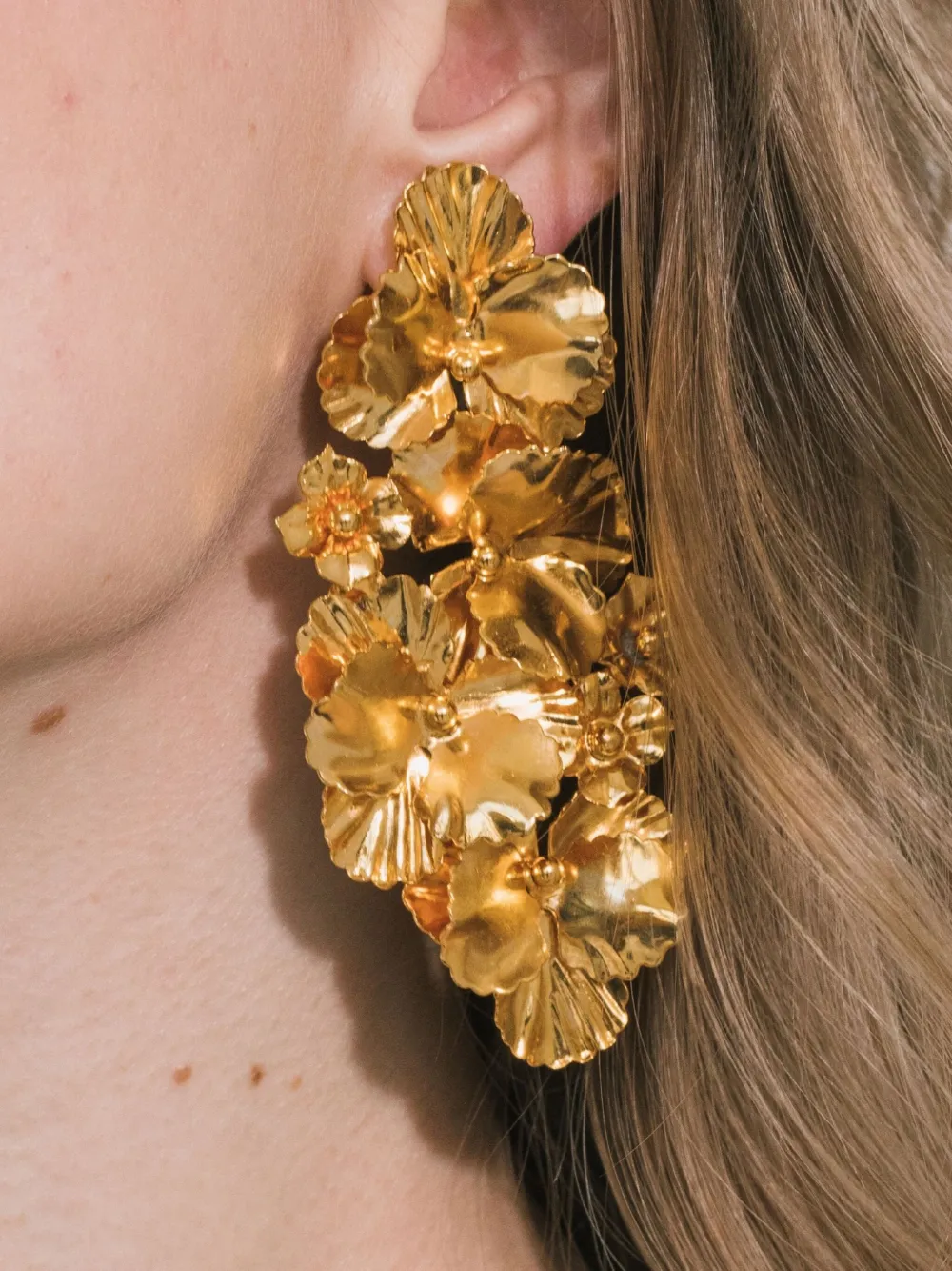 Jennifer Behr Panola oorbellen met cluster van bloemen - Goud