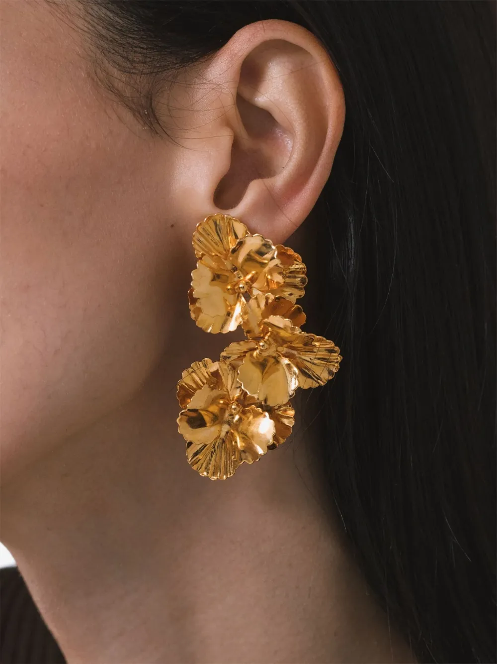 Jennifer Behr Viola oorbellen met bloemcluster - Goud