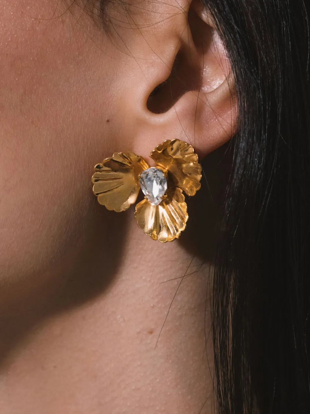 Jennifer Behr Caelyn oorbellen verfraaid met kristallen en bloemen - CRYSTAL/ ANTIQUE GOLD