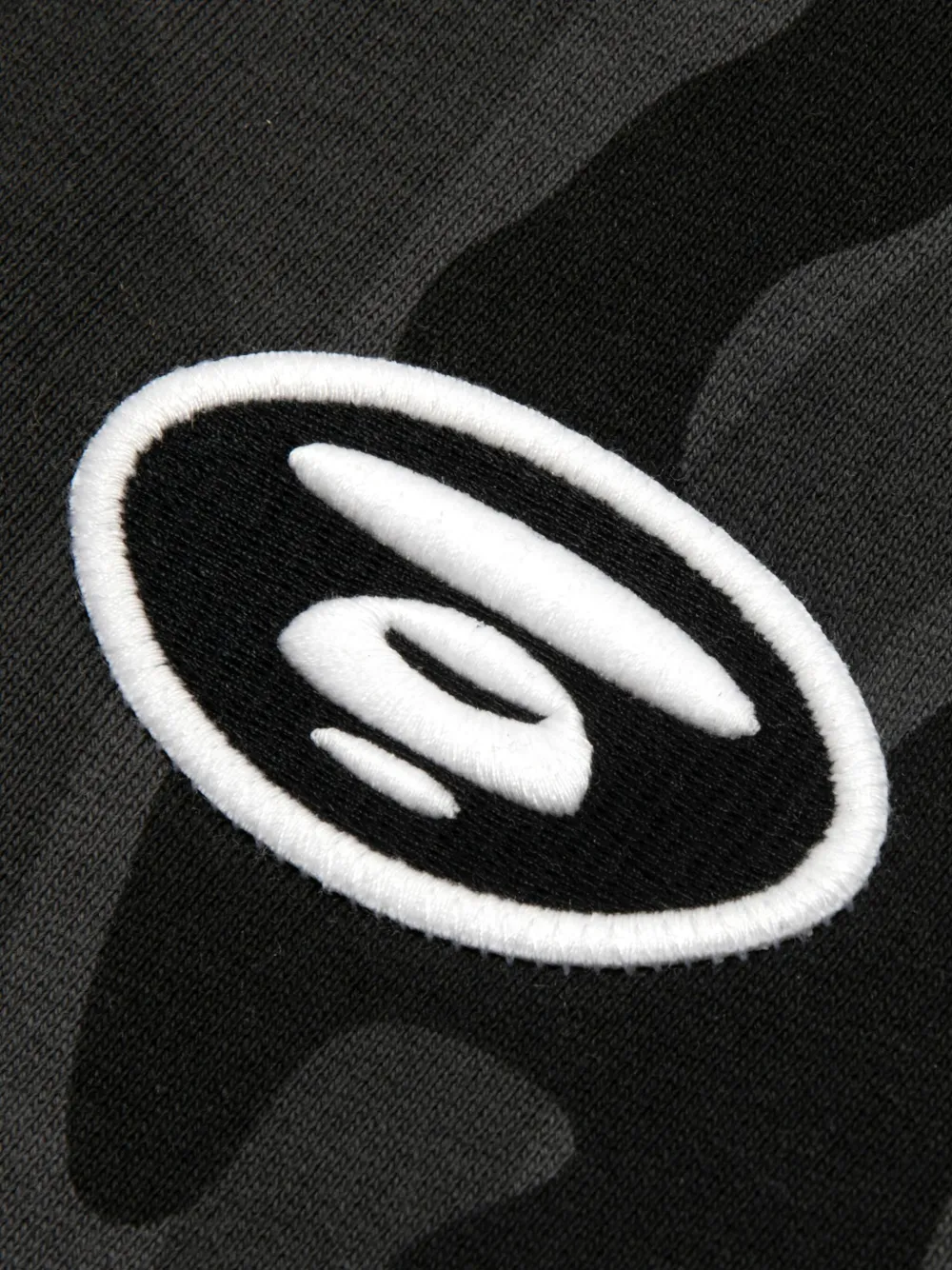 AAPE BY *A BATHING APE Trainingsbroek met camouflageprint en logo - Zwart