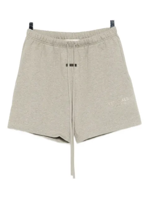 FEAR OF GOD ESSENTIALS shorts con aplique del logo