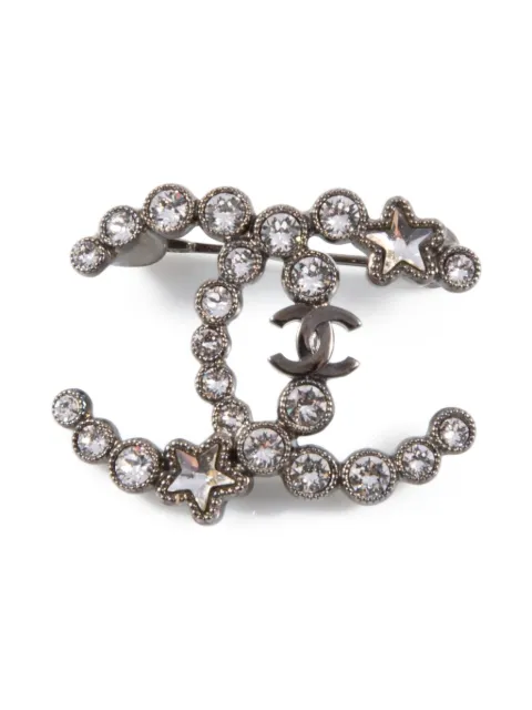 CHANEL Pre-Owned 2000s crystal-embellished logo brooch