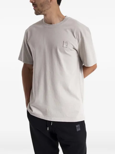 Filling Pieces playera con aplique del logo
