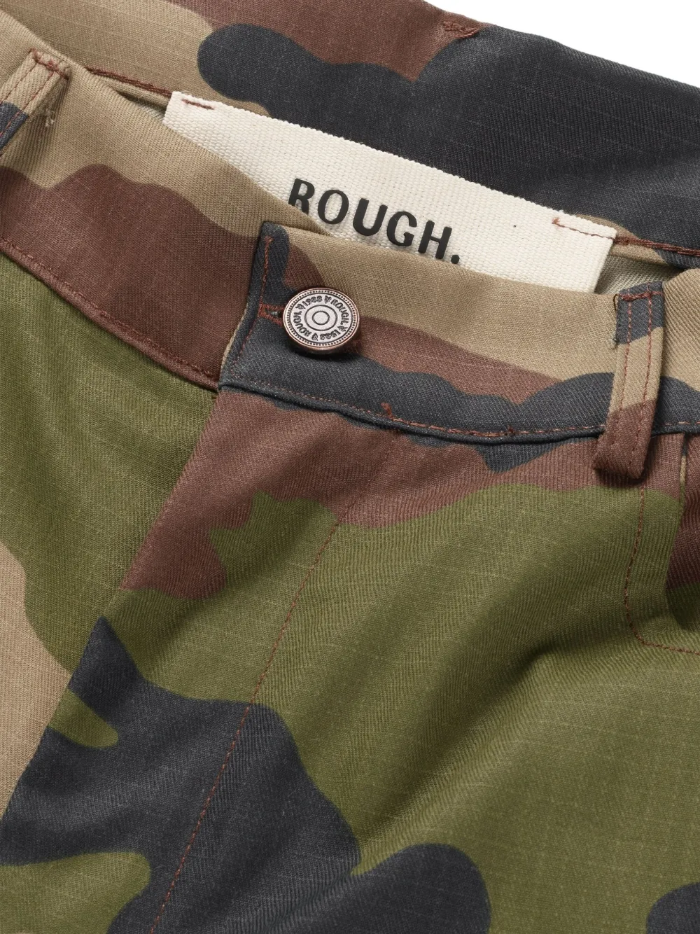 ROUGH. Shorts met camouflageprint en cargo zakken Groen