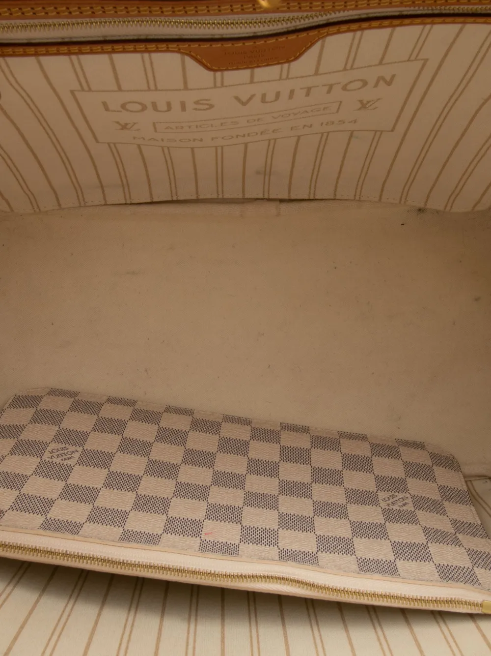 Pre-owned Louis Vuitton 2018 Damier Azur Neverfull Mm Tote Bag In White