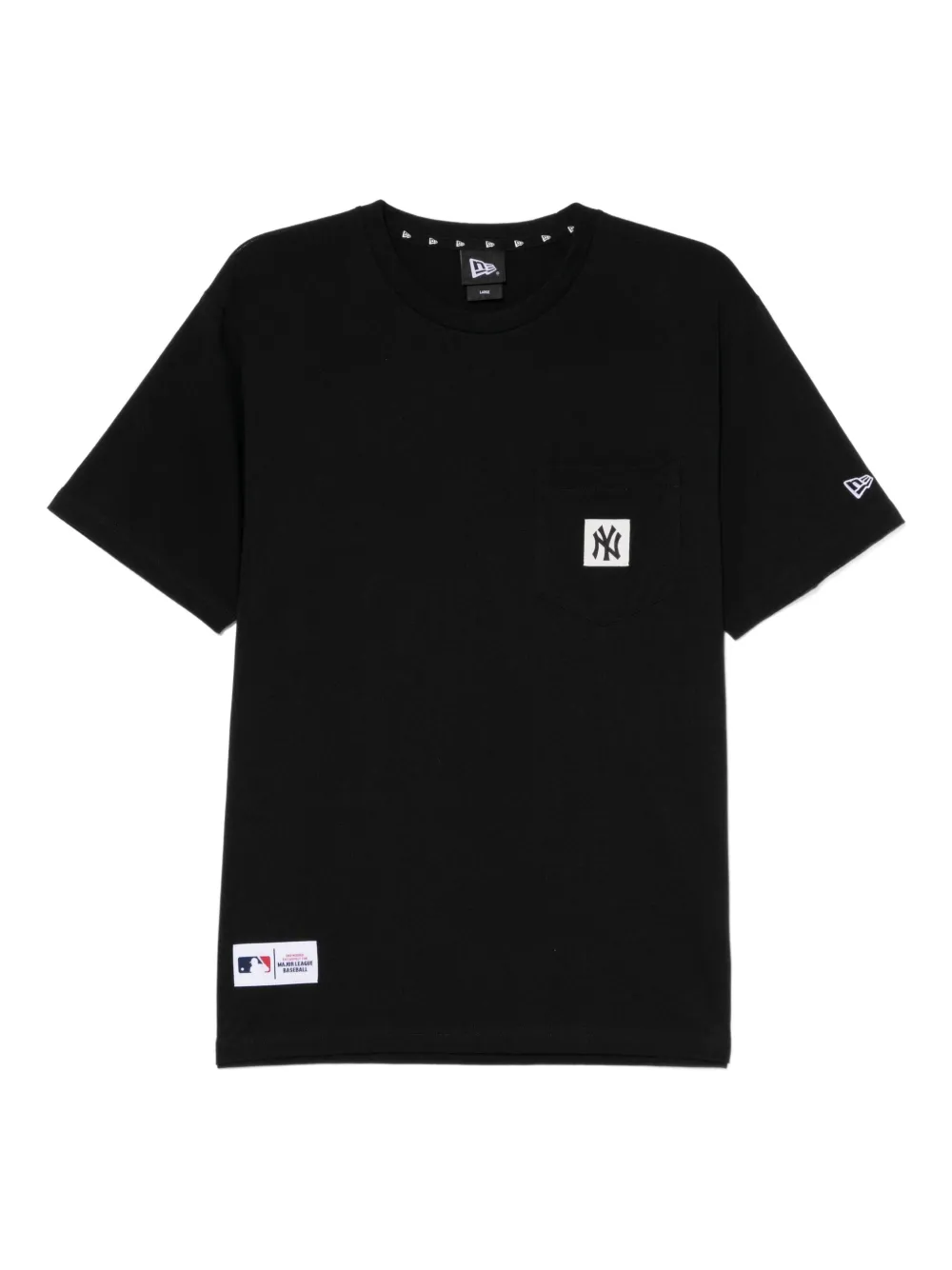 NEW ERA CAP ロゴパッチ Tシャツ - ブラック NEW ERA CAP ロゴパッチ Tシャツ - ブラック