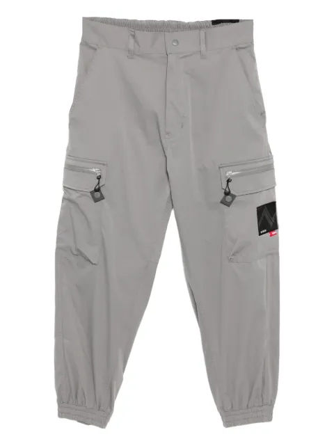 izzue pantalones con parche del logo