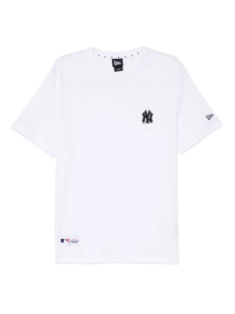 NEW ERA CAP ロゴパッチ Tシャツ - ホワイト NEW ERA CAP ロゴパッチ Tシャツ - ホワイト