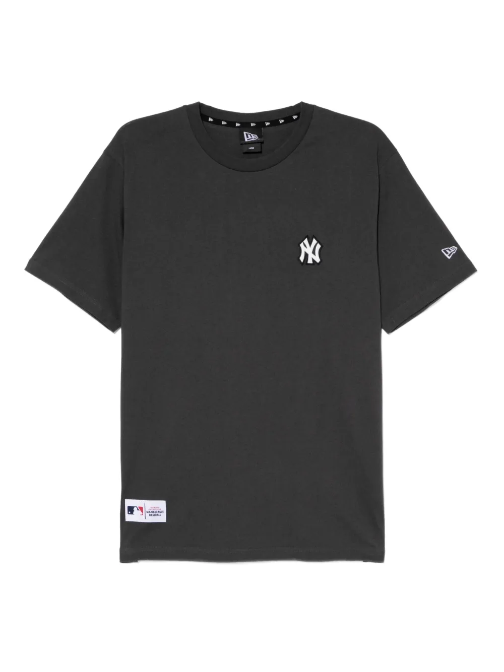 NEW ERA CAP ロゴパッチ Tシャツ - グレー NEW ERA CAP ロゴパッチ Tシャツ - グレー