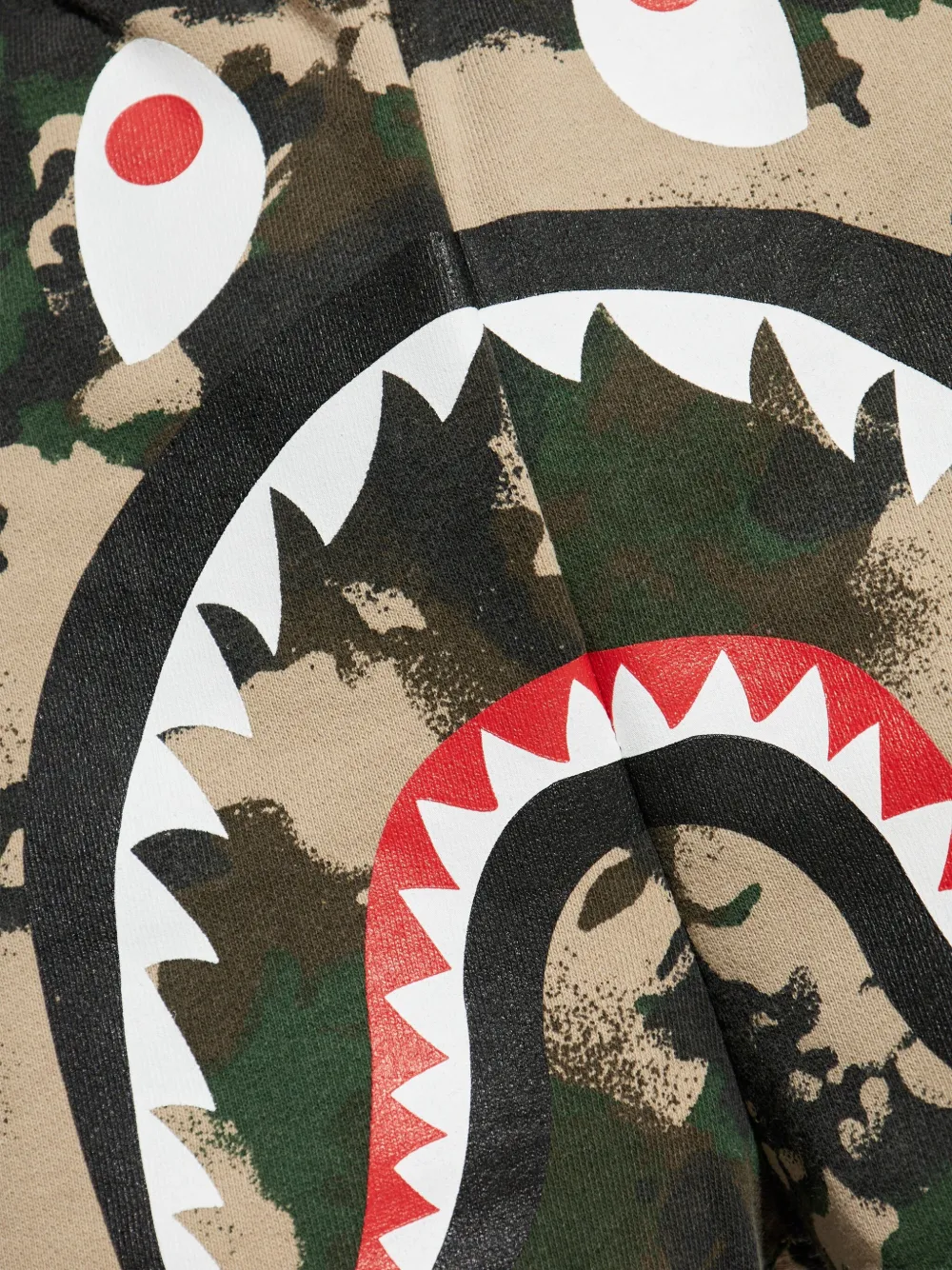 A BATHING APE Shorts met haaienkop en camouflageprint Groen