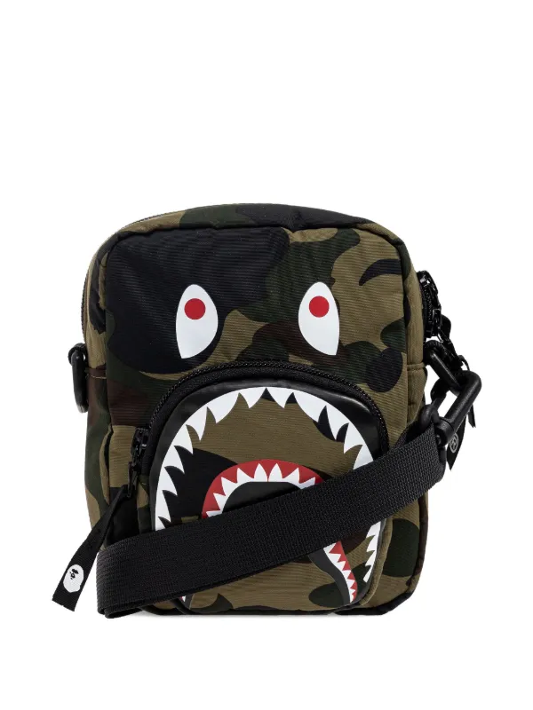 A BATHING APE カモフラージュショルダーバッグ シャーク A BATHING APE® カモフラージュ シャーク ショルダーバッグ