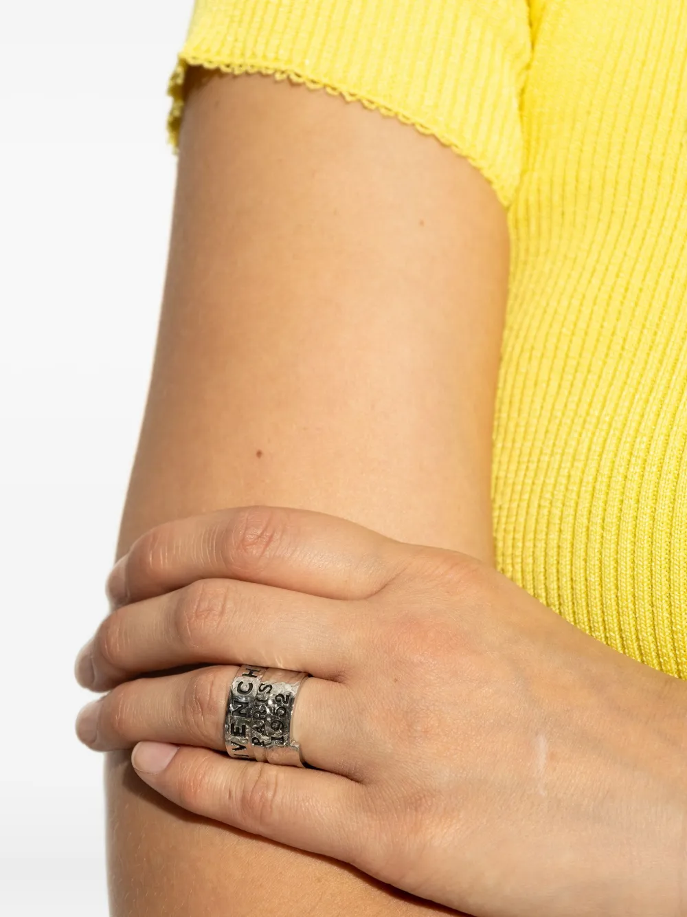 Givenchy Gehämmerter Ring Mit Logo In Metallic
