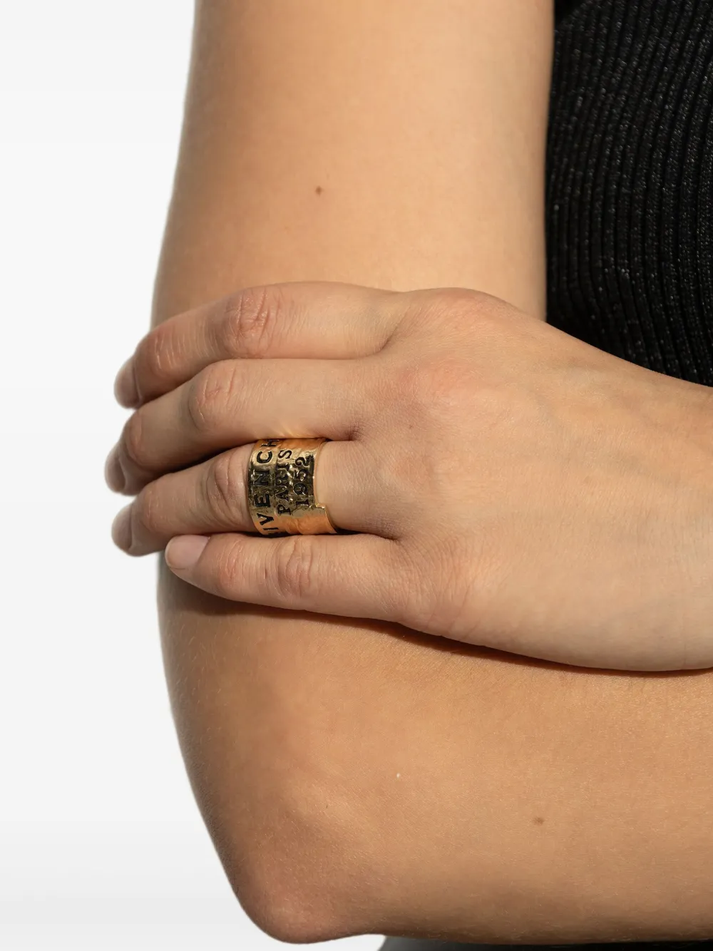 Givenchy hammered logo ring - Goud