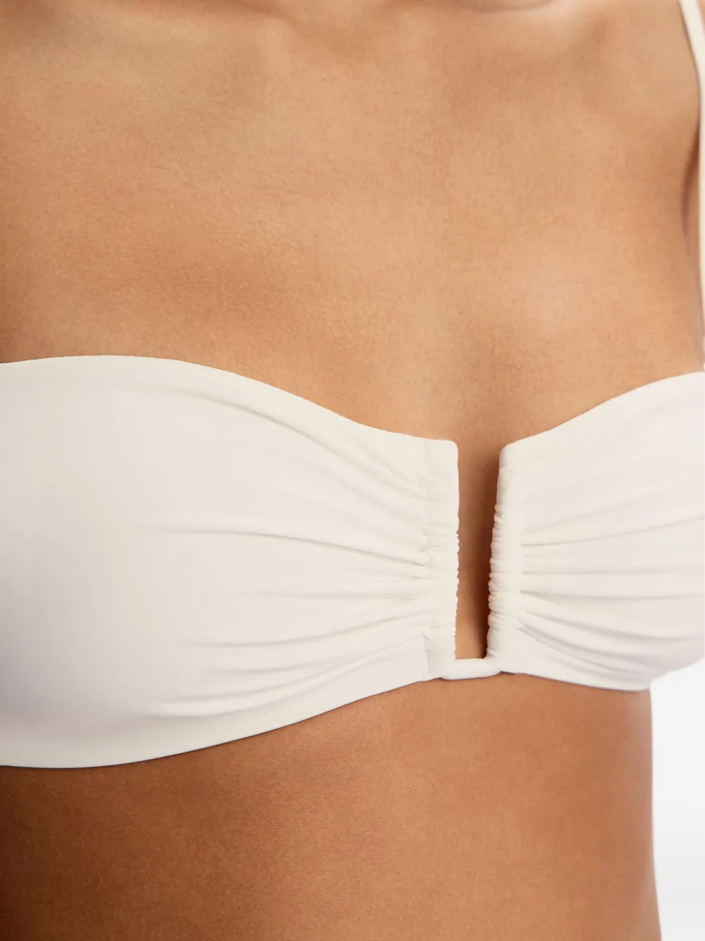 12 STOREEZ Gesmockte bikinitop met V-hals Wit