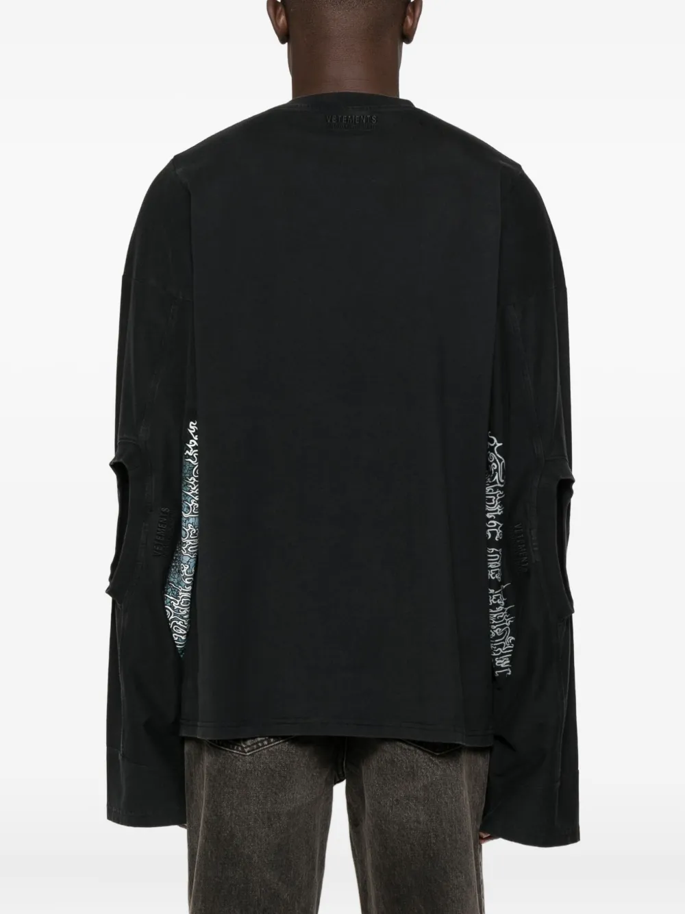 VETEMENTS graphic-print long-sleeve T-shirt | Black | FARFETCH