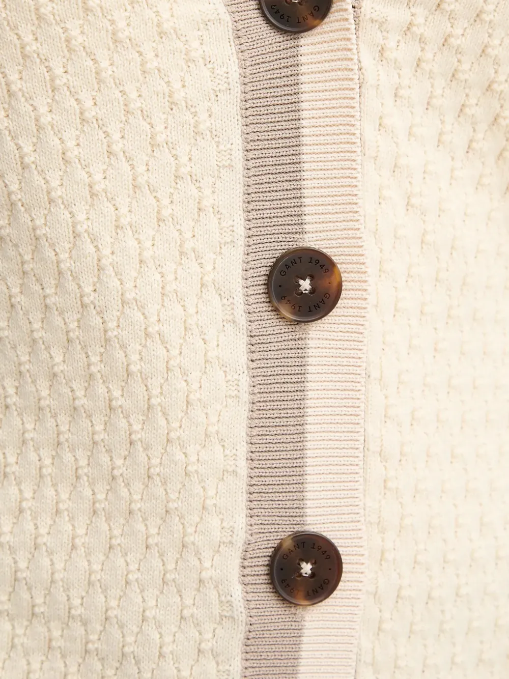 Gant Vest met V-hals en knoop Beige