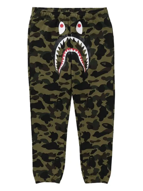 A BATHING APE® pants con estampado militar y cara de tiburón 