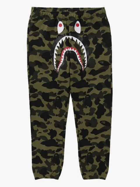 A BATHING APE® pants con estampado militar y cara de tiburón