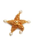 CHANEL Pre-Owned 1993 starfish logo-plaque brooch - Gold