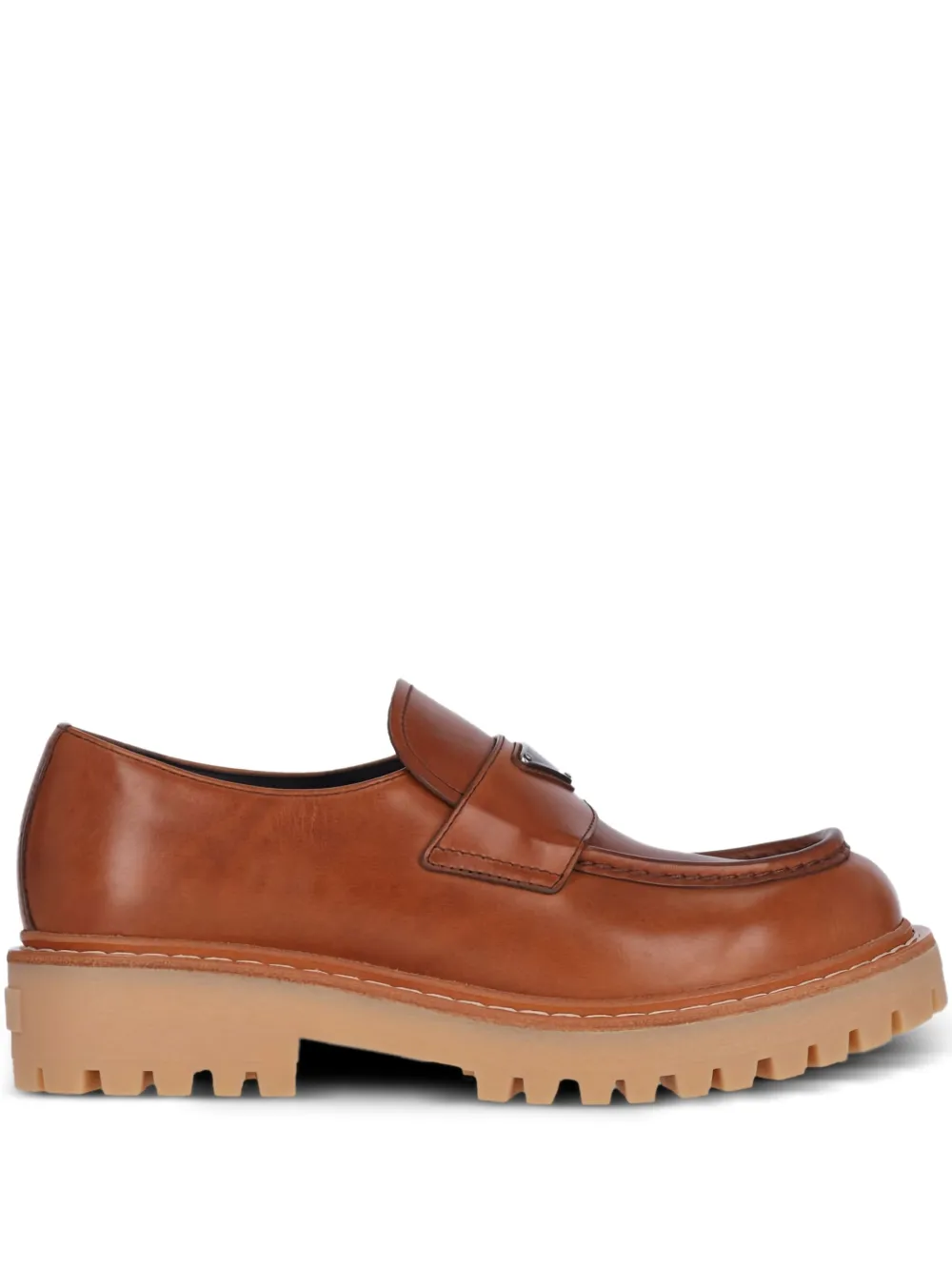 Prada Loafers met logoplakkaat en plateauzool Bruin