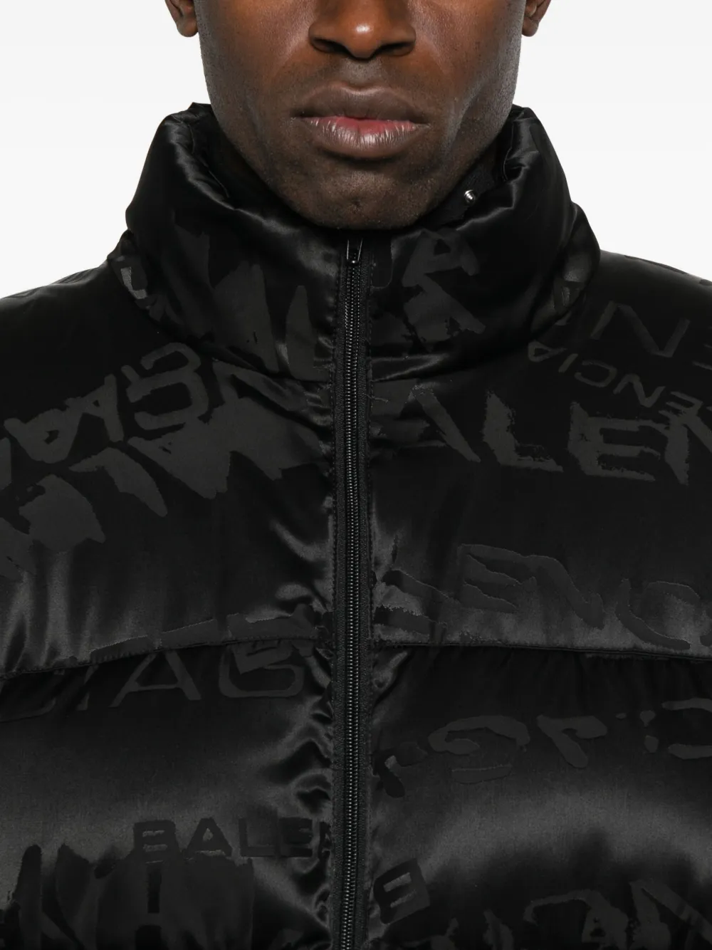 Balenciaga Gewatteerd jack met logopatroon Zwart
