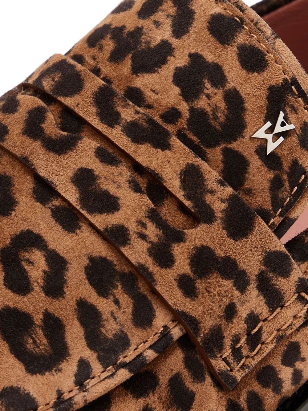 Amina Muaddi Tilda loafers met luipaardprint Bruin