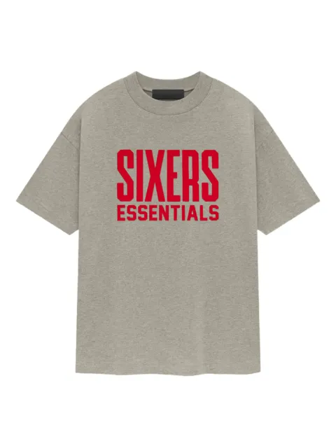 FEAR OF GOD ESSENTIALS playera Philadelphia en colaboración con NBA