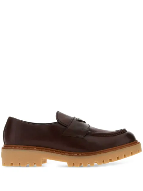Prada läderloafers med logotypplakett