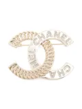 CHANEL Pre-Owned 2024 crystal-embellishment brooch - Gold
