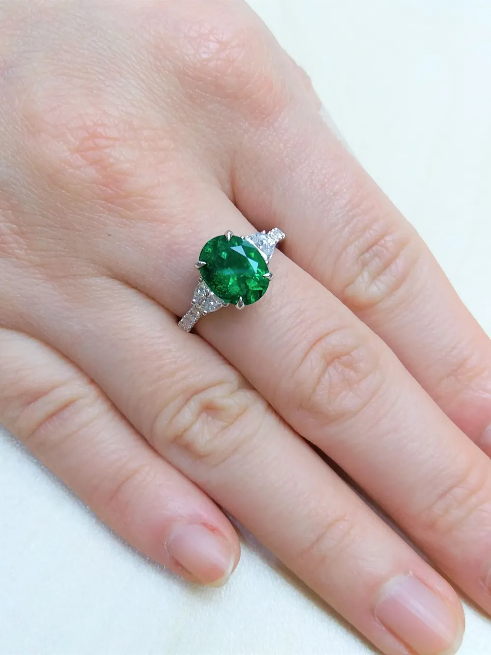 HYT Jewelry 18K white gold emerald and diamond ring | Image 2
