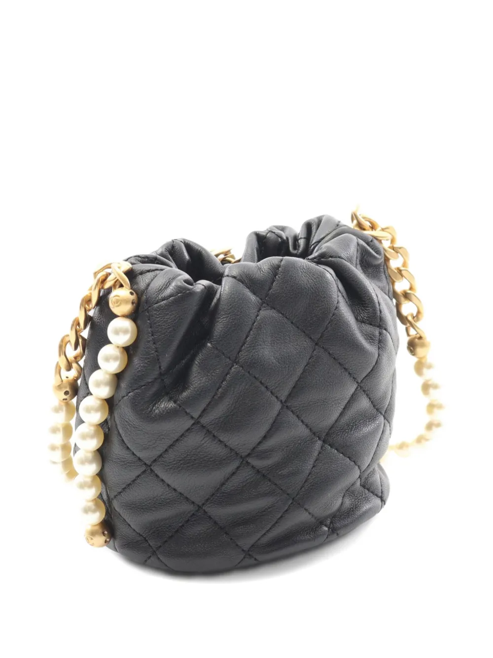 CHANEL Pre-Owned  2021-2022 Matelassé pearl-detail bucket bag | Pre-Owned | Image 2