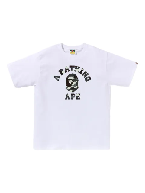 A BATHING APE® playera con estampado militar