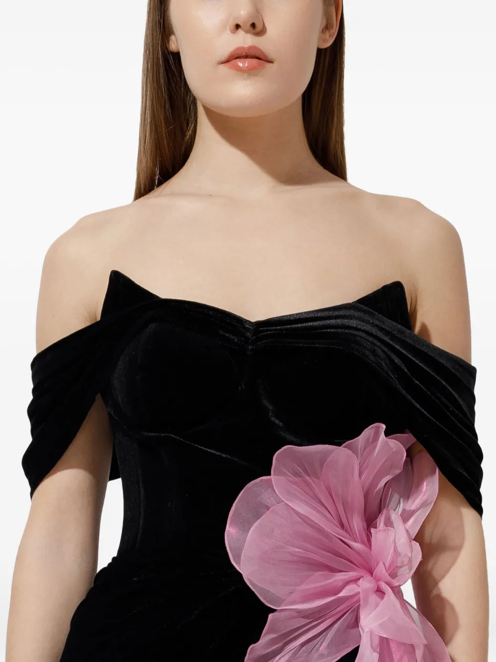 Iris Serban Off-shoulder fluwelen jurk met bloem Zwart