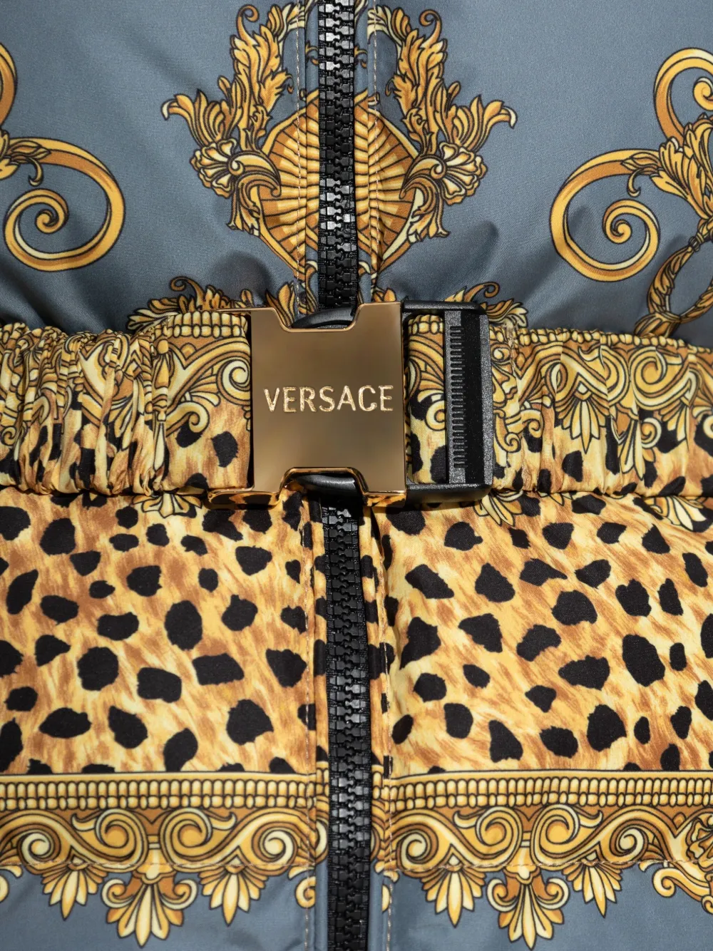 Versace Duvet gestreepte donsjack met ceintuur Goud