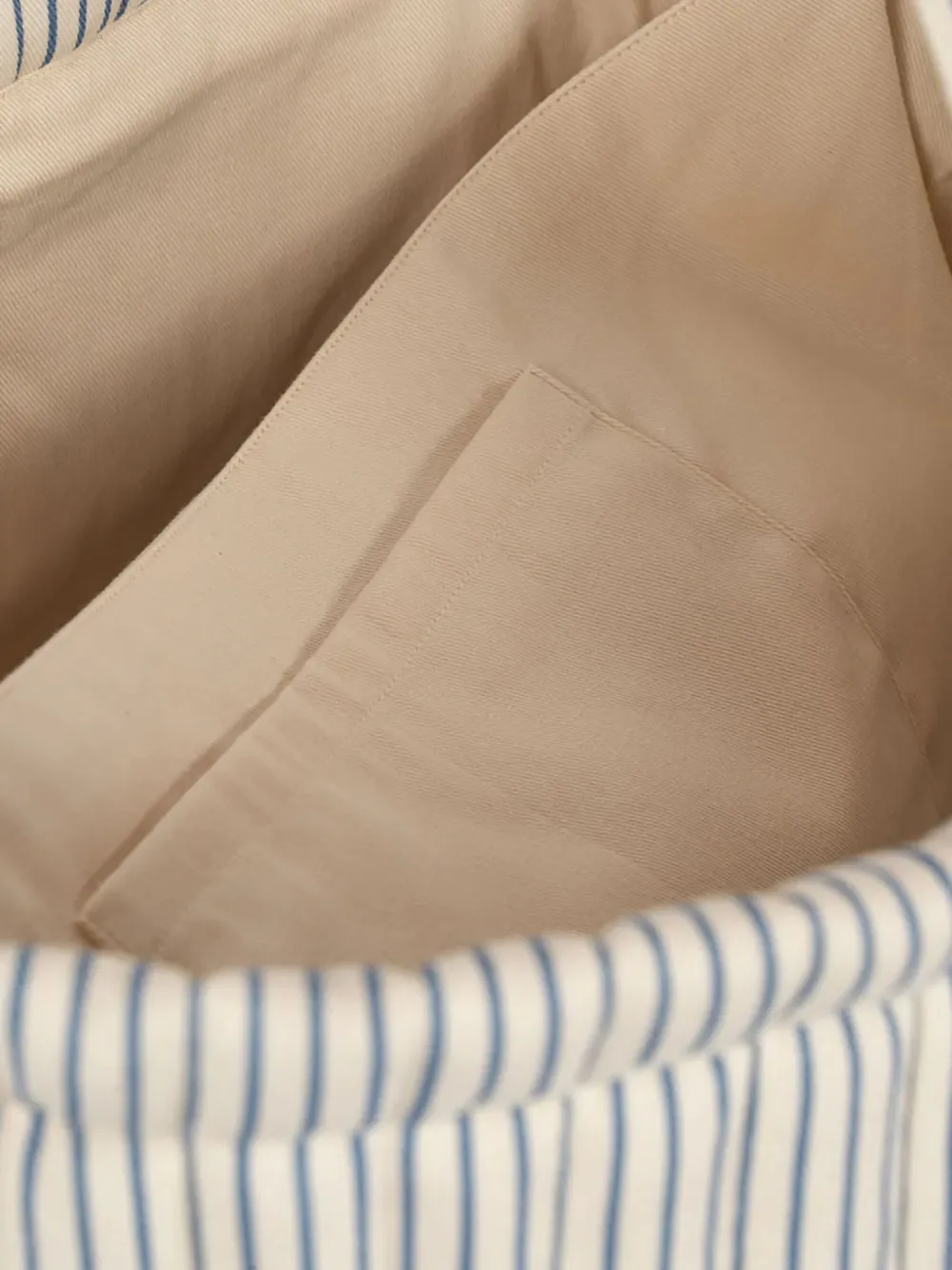 Konges Sløjd Molly gestreepte gewatteerde tas Beige