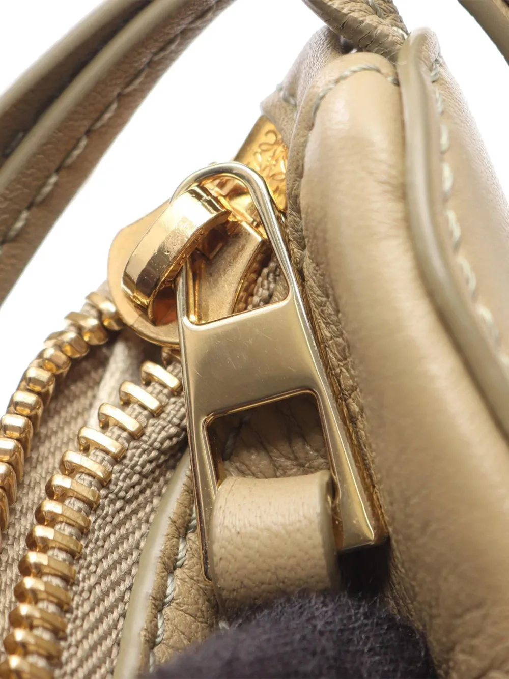 Loewe Pre-Owned 2010-2025 Mini Leather Hammock Hobo satchel | Pre-Owned | Image 2