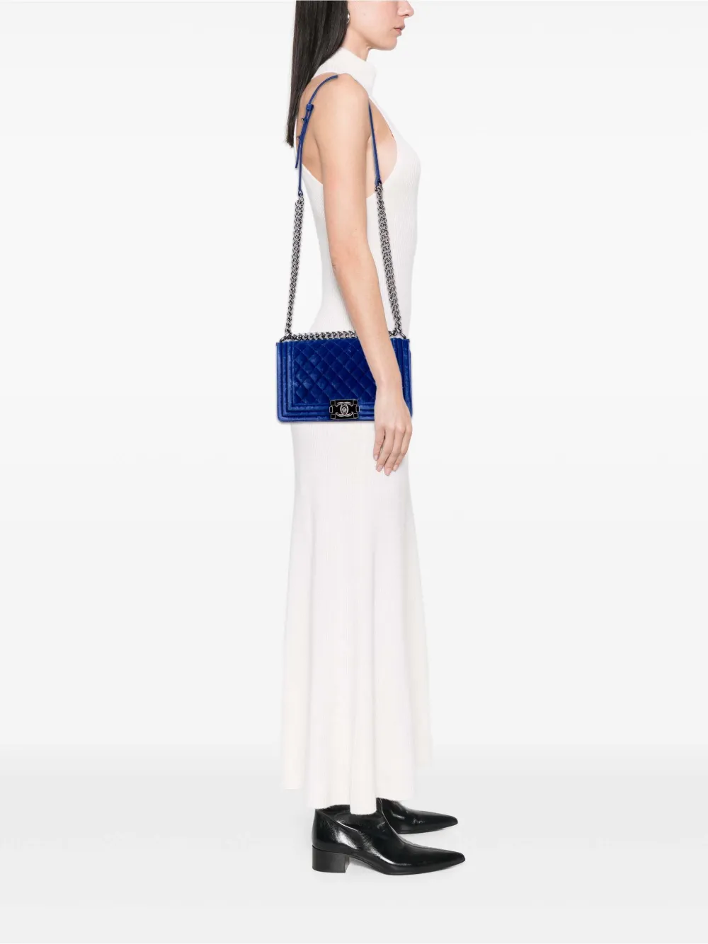 CHANEL Pre-Owned 2015-2016 Old Medium Quilted Velvet Boy Flap crossbody bag | Pre-Owned | Image 2