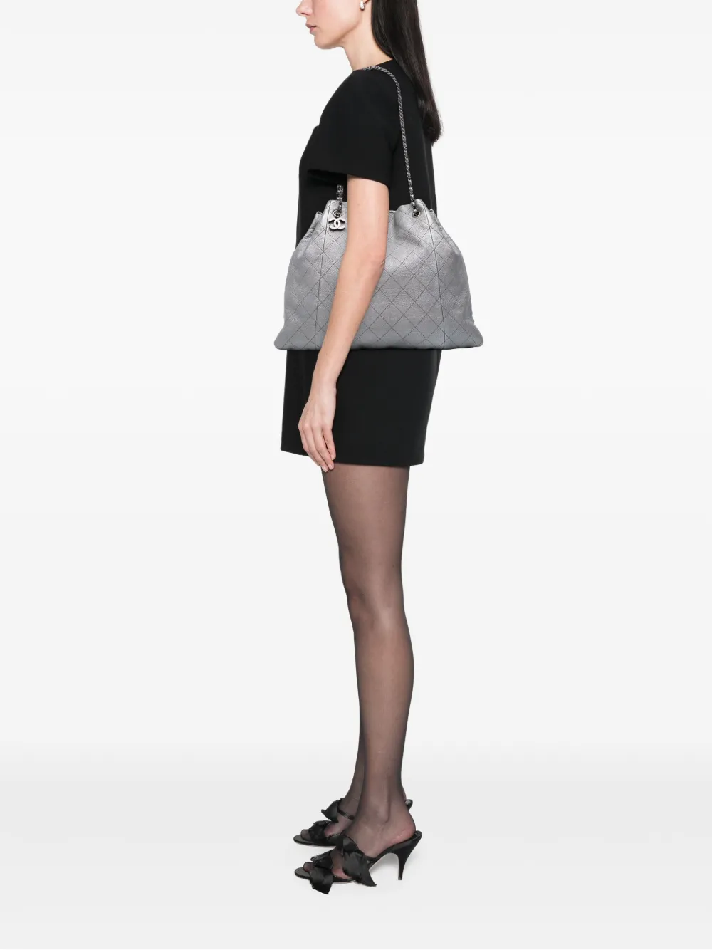 CHANEL Pre-Owned 2015-2016 Metallic Quilted Calfskin Drawstring bucket bag | Pre-Owned | Image 2