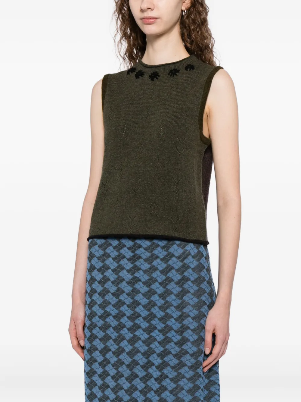 Yanyan Knits Floral-embroidered Vest In Brown