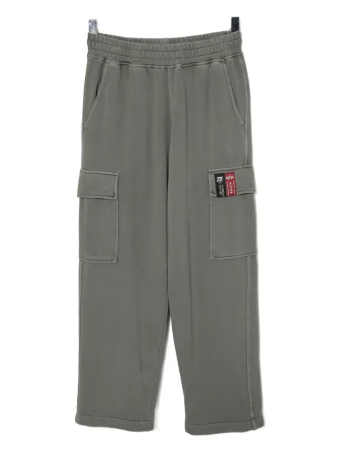 izzue logo-patch trousers