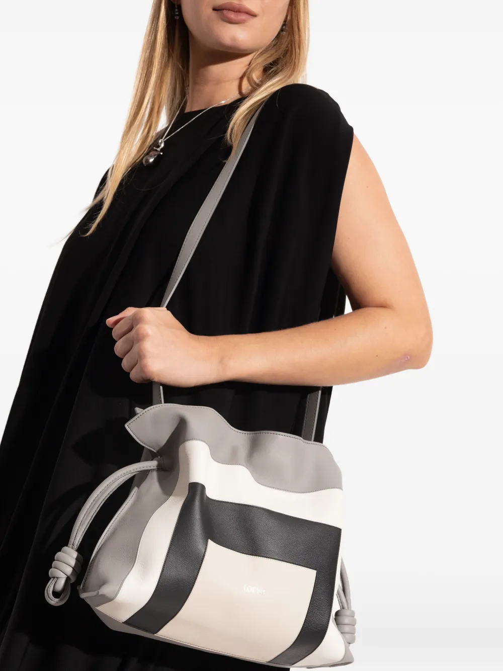 LOEWE Flamenco medium schoudertas met geknoopt detail en vlakken - Grijs
