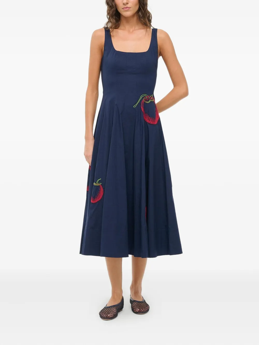 STAUD Wells tomato-embroidered midi dress - Blauw